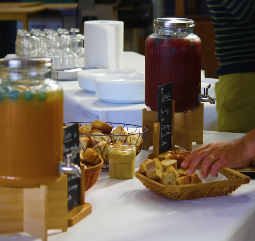 Les boissons et l'apéritif sur une table